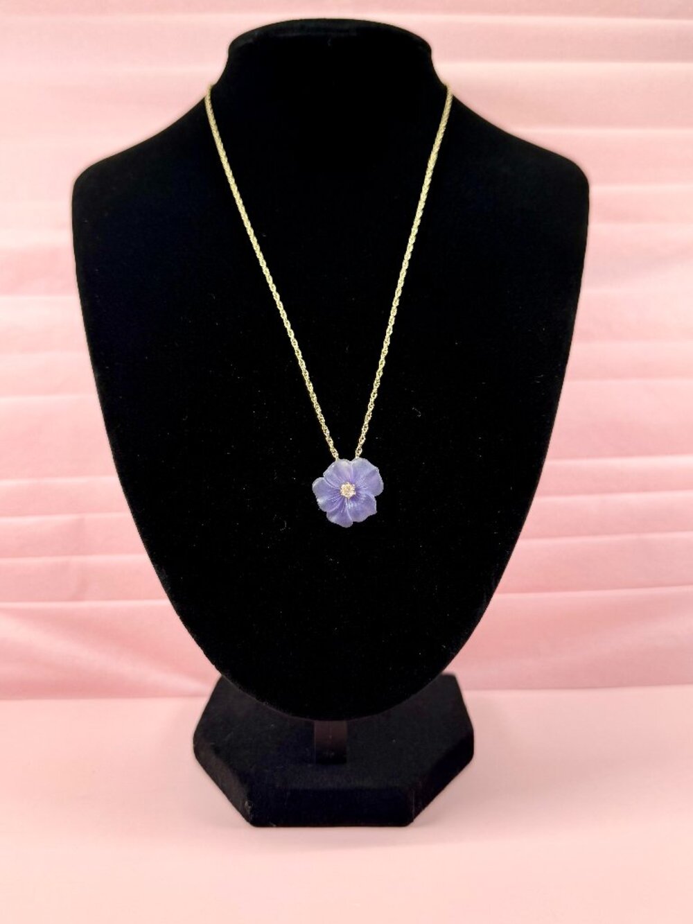 Vintage Avon Frosted Purple Lucite Flower Pendant Gold Tone 17" Necklace